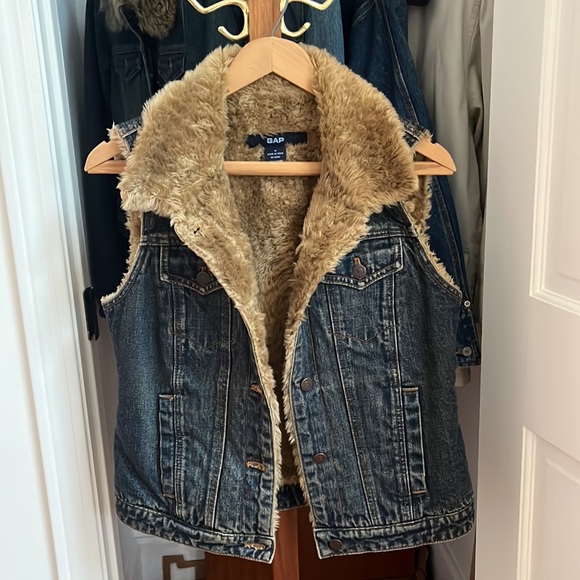 Gap Denim Trucker Faux Fur Lined Vest - Picture 7 of 7